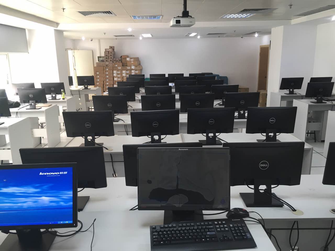 廈門市集美區人力資源中心培訓室 云桌面產品與虛擬化方案助推教育咨詢服務發展